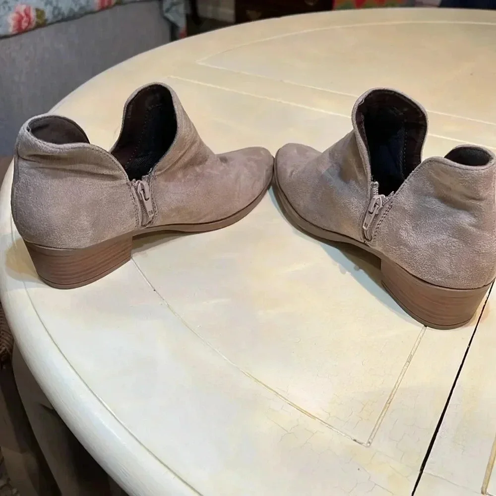SODA BOOTIE size 8 light taupe swead